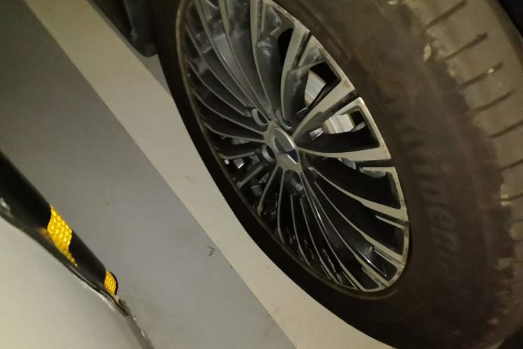 Used Denza D9 2022 DM-i 970 Four-Wheel Drive Flagship Model Right Front Wheel Hub
