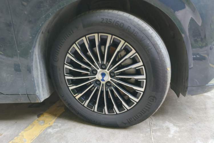 Used Denza D9 2022 DM-i 970 Four-Wheel Drive Prestige Model Right Front Wheel Hub