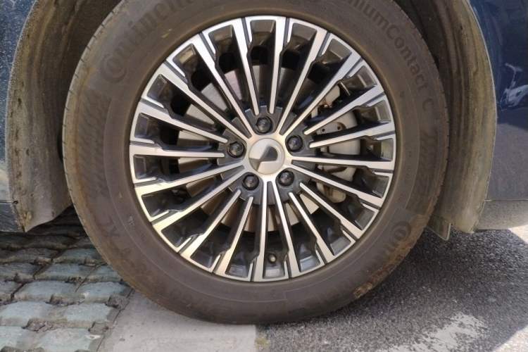 Used Denza D9 2022 DM-i 1040 Prestige Model Right Front Wheel Hub