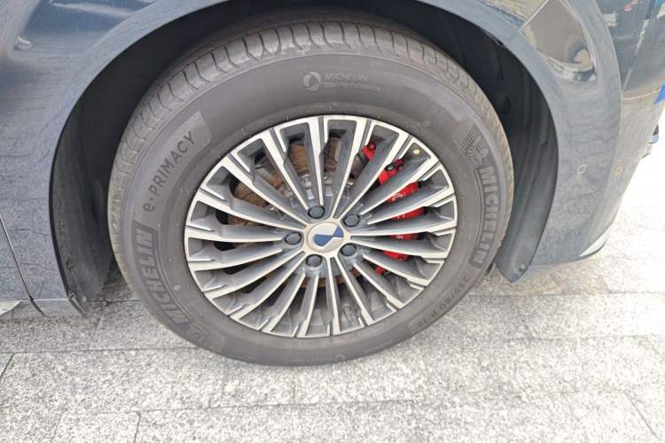 Used Denza D9 2022 DM-i 970 Four-Wheel Drive Flagship Model Right Front Wheel Hub