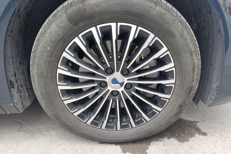 Used Denza D9 2022 DM-i 970 Four-Wheel Drive Flagship Model Right Front Wheel Hub