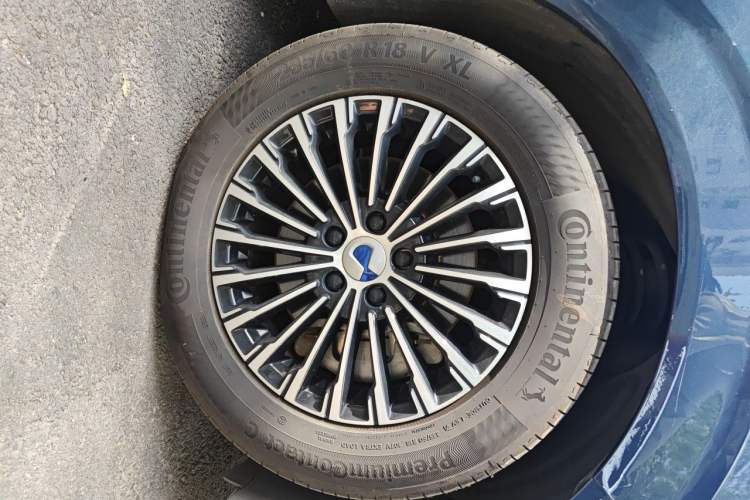 Used Denza D9 2022 DM-i 970 Four-Wheel Drive Flagship Model Right Front Wheel Hub
