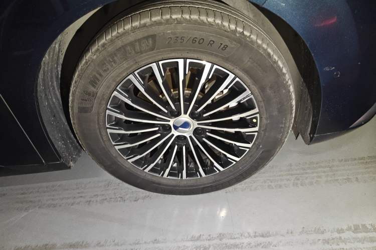 Used Denza D9 2022 DM-i 970 Four-Wheel Drive Flagship Model Right Front Wheel Hub
