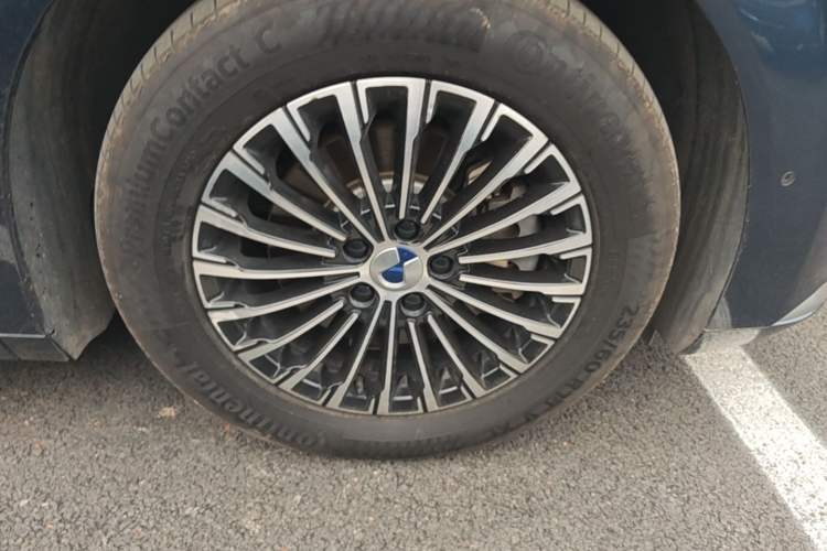 Used Denza D9 2022 DM-i 970 Four-Wheel Drive Flagship Model Right Front Wheel Hub