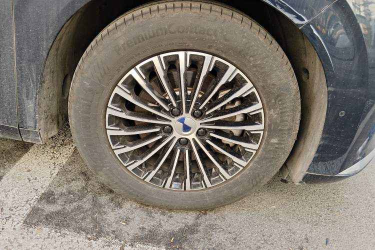 Used Denza D9 2022 DM-i 970 Four-Wheel Drive Flagship Model Right Front Wheel Hub
