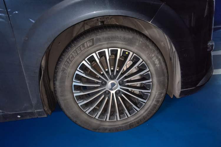 Used Denza D9 2022 DM-i 970 Four-Wheel Drive Flagship Model Right Front Wheel Hub