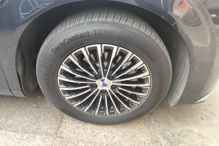 Used Denza D9 2022 EV 620 Prestige Model Right Front Wheel Hub