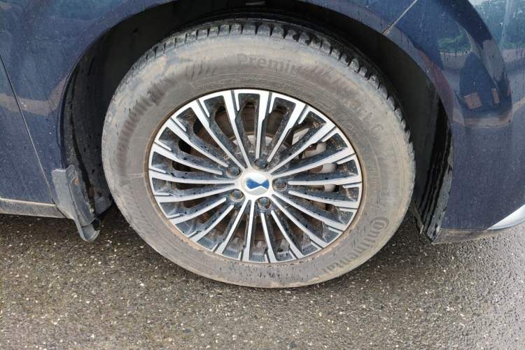 Used Denza D9 2022 DM-i 970 Four-Wheel Drive Prestige Model Right Front Wheel Hub