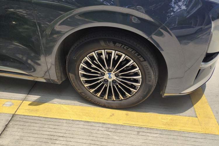 Used Denza D9 2022 DM-i 970 Four-Wheel Drive Prestige Model Right Front Wheel Hub