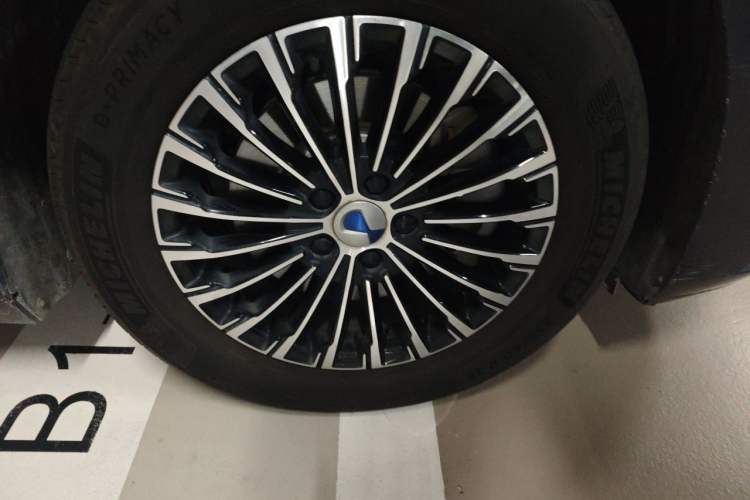 Used Denza D9 2022 DM-i 970 Four-Wheel Drive Prestige Model Right Front Wheel Hub