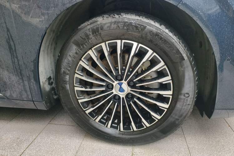 Used Denza D9 2022 DM-i 970 Four-Wheel Drive Flagship Model Right Front Wheel Hub