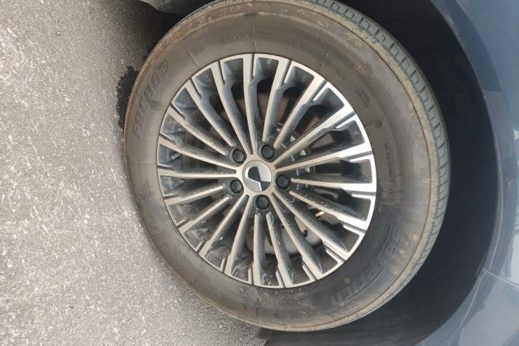 Used Denza D9 2022 DM-i 970 Four-Wheel Drive Prestige Model Right Front Wheel Hub