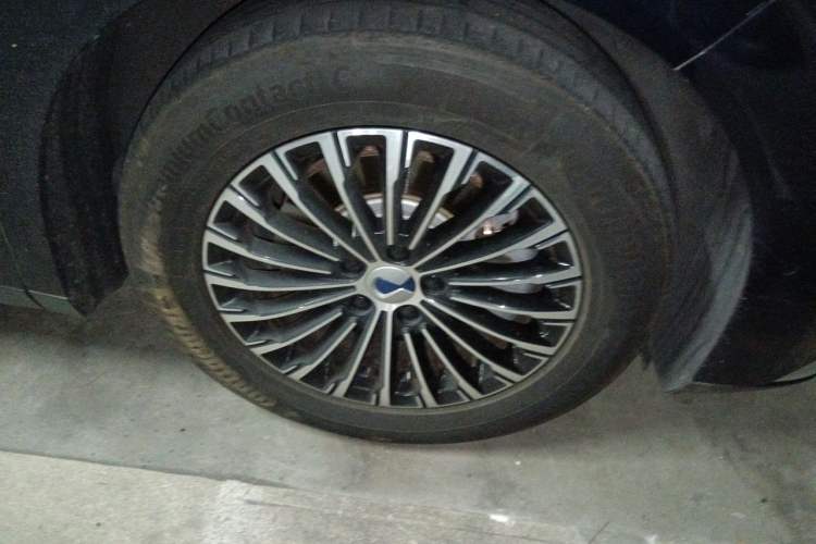 Used Denza D9 2022 DM-i 970 Four-Wheel Drive Prestige Model Right Front Wheel Hub