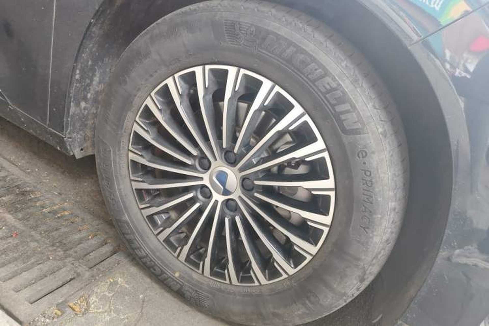 Used Denza D9 2022 DM-i 1040 Prestige Model Right Front Wheel Hub