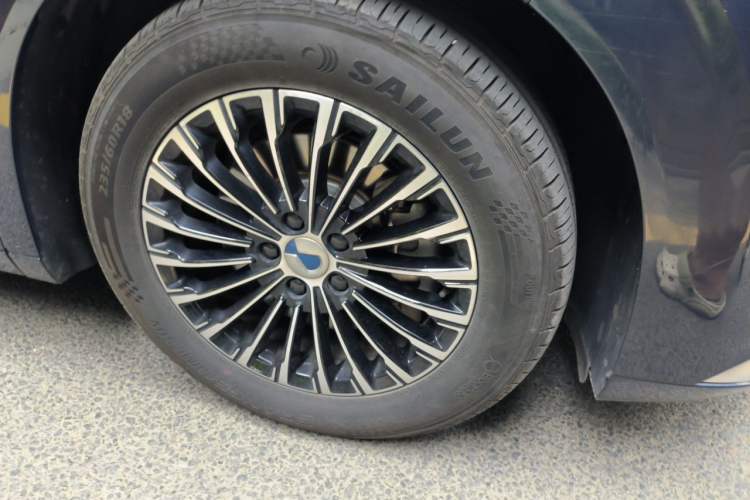 Used Denza D9 2022 DM-i 1040 Prestige Model Right Front Wheel Hub