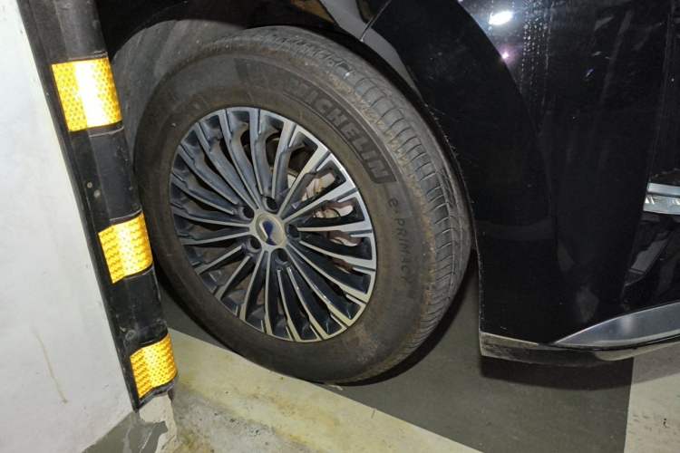 Used Denza D9 2022 DM-i 970 Four-Wheel Drive Prestige Model Right Front Wheel Hub