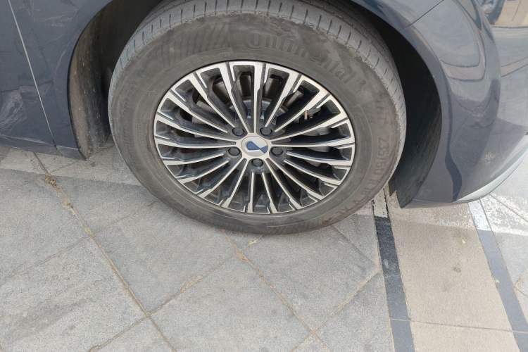 Used Denza D9 2022 DM-i 1040 Prestige Model Right Front Wheel Hub
