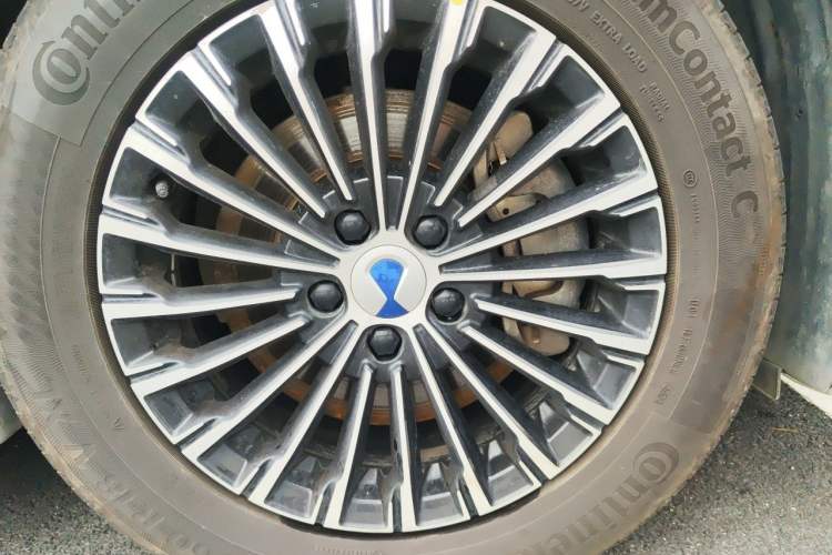 Used Denza D9 2022 DM-i 970 Four-Wheel Drive Flagship Model Right Front Wheel Hub
