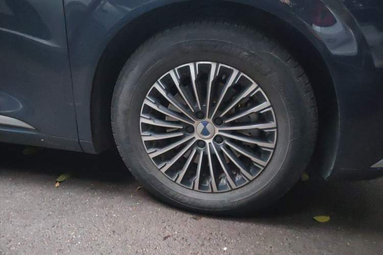 Used Denza D9 2022 DM-i 970 Four-Wheel Drive Prestige Model Right Front Wheel Hub