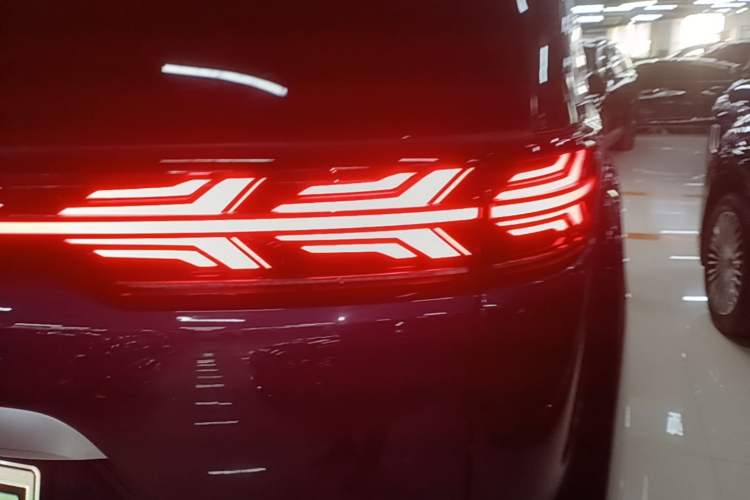Used Denza D9 2022 DM-i 970 Four-Wheel Drive Prestige Model Right Rear Taillight