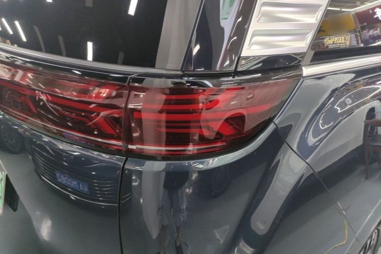 Used Denza D9 2022 DM-i 970 Four-Wheel Drive Flagship Model Right Rear Taillight