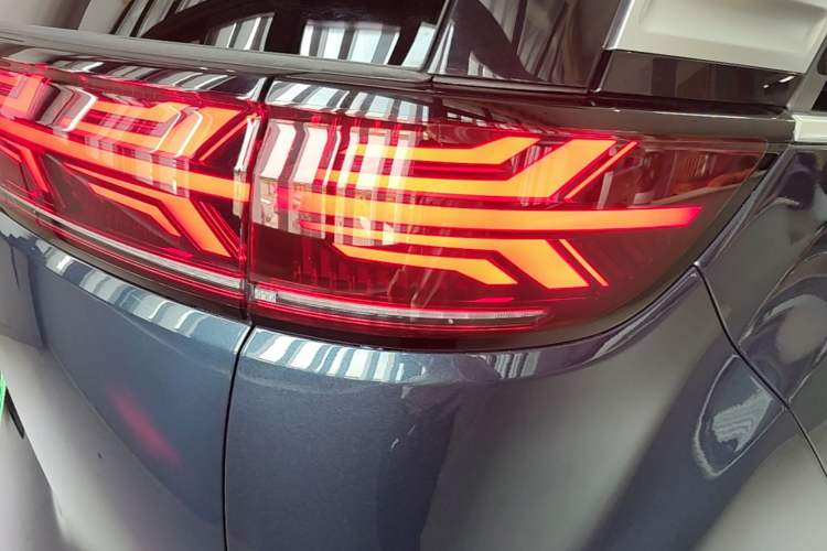 Used Denza D9 2022 DM-i 970 Four-Wheel Drive Prestige Model Right Rear Taillight