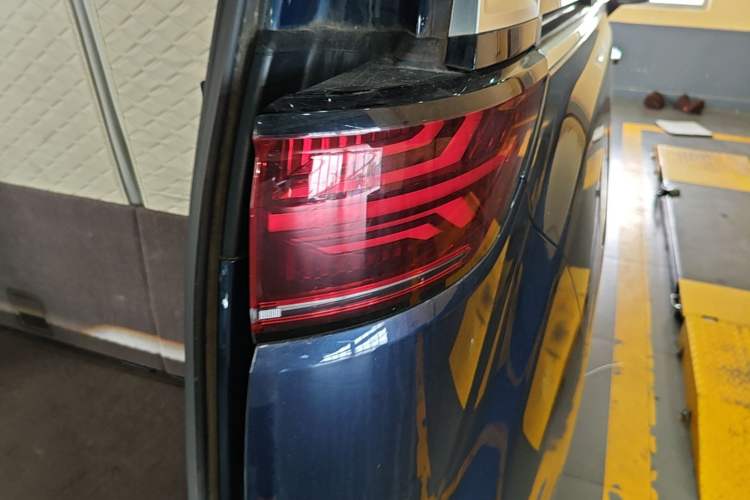 Used Denza D9 2022 DM-i 970 Four-Wheel Drive Prestige Model Right Rear Taillight