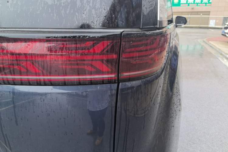 Used Denza D9 2022 DM-i 970 Four-Wheel Drive Flagship Model Right Rear Taillight