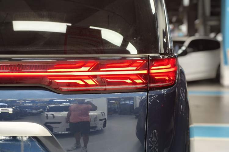 Used Denza D9 2022 DM-i 970 Four-Wheel Drive Prestige Model Right Rear Taillight