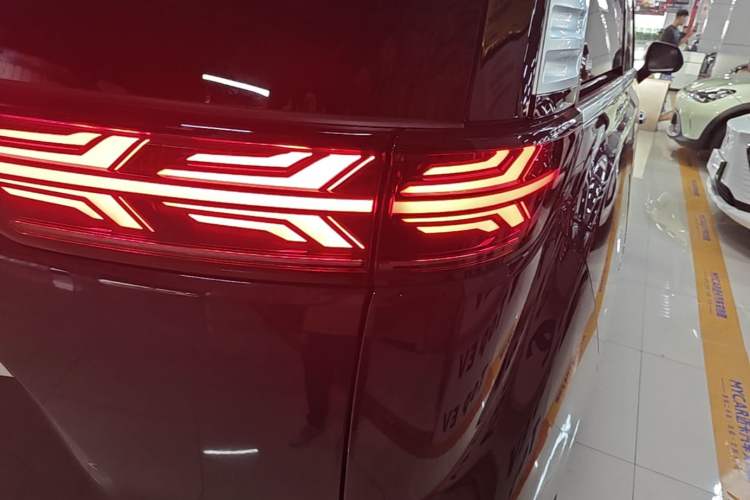 Used Denza D9 2022 DM-i 970 Four-Wheel Drive Flagship Model Right Rear Taillight