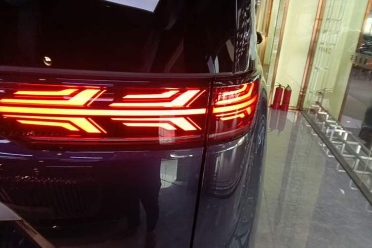 Used Denza D9 2022 DM-i 970 Four-Wheel Drive Flagship Model Right Rear Taillight