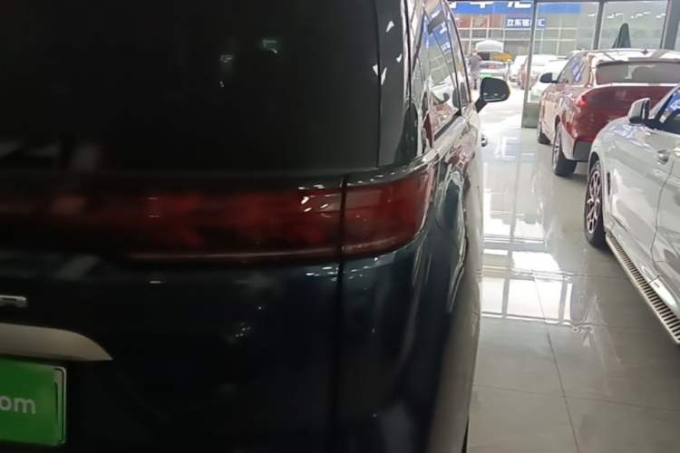 Used Denza D9 2022 DM-i 970 Four-Wheel Drive Prestige Model Right Rear Taillight