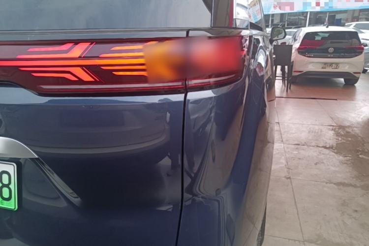 Used Denza D9 2022 DM-i 970 Four-Wheel Drive Flagship Model Right Rear Taillight