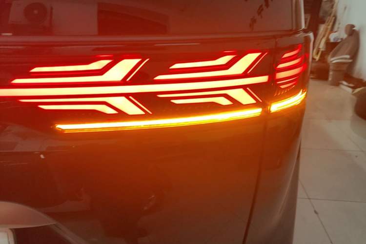 Used Denza D9 2022 DM-i 970 Four-Wheel Drive Flagship Model Right Rear Taillight