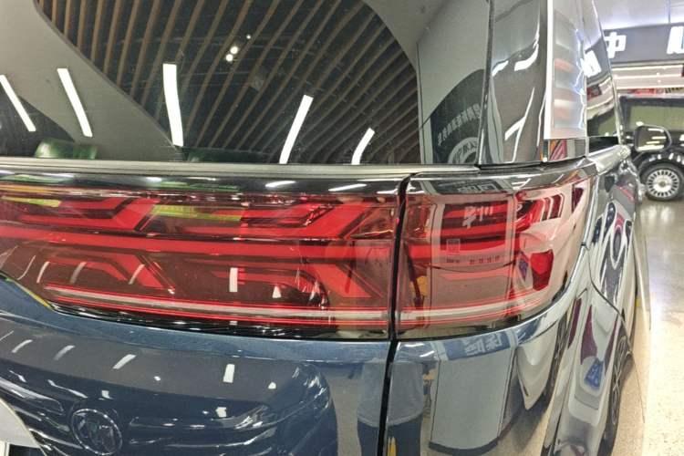 Used Denza D9 2022 DM-i 970 Four-Wheel Drive Flagship Model Right Rear Taillight
