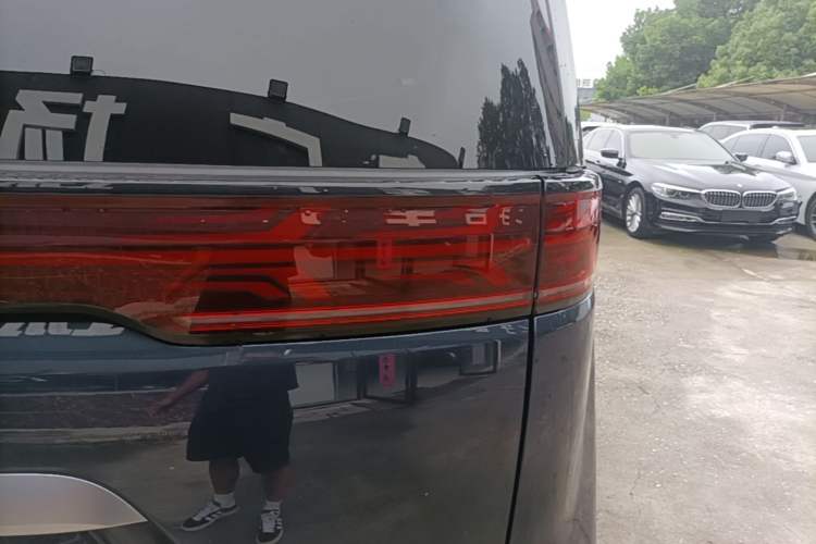 Used Denza D9 2022 DM-i 970 Four-Wheel Drive Flagship Model Right Rear Taillight
