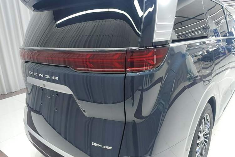 Used Denza D9 2022 DM-i 970 Four-Wheel Drive Flagship Model Right Rear Taillight