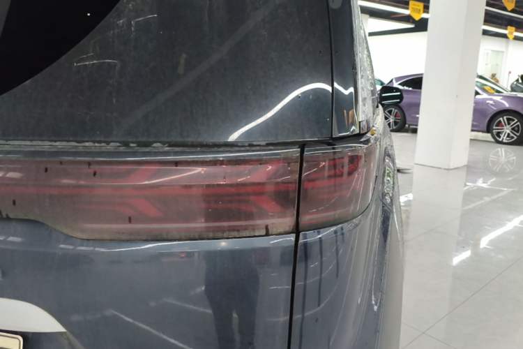 Used Denza D9 2022 DM-i 970 Four-Wheel Drive Flagship Model Right Rear Taillight