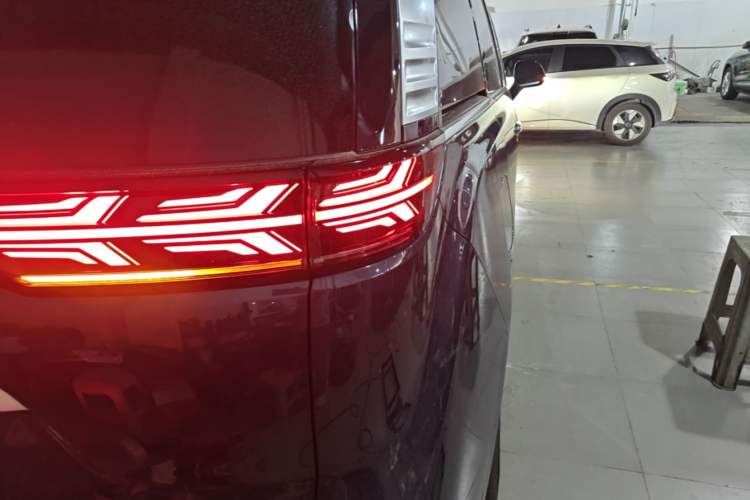 Used Denza D9 2022 DM-i 970 Four-Wheel Drive Prestige Model Right Rear Taillight