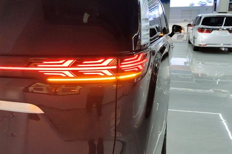 Used Denza D9 2022 DM-i 970 Four-Wheel Drive Flagship Model Right Rear Taillight