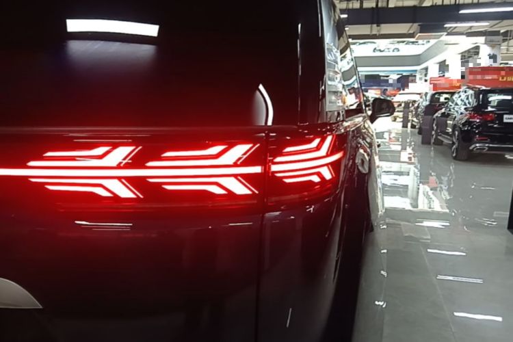 Used Denza D9 2022 DM-i 970 Four-Wheel Drive Prestige Model Right Rear Taillight