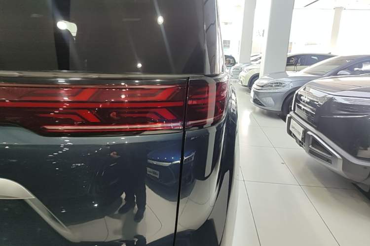 Used Denza D9 2022 DM-i 970 Four-Wheel Drive Flagship Model Right Rear Taillight
