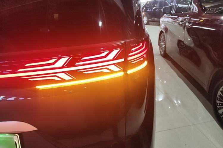 Used Denza D9 2022 DM-i 970 Four-Wheel Drive Flagship Model Right Rear Taillight