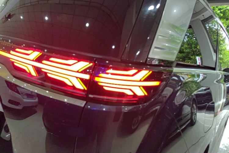 Used Denza D9 2022 DM-i 970 Four-Wheel Drive Flagship Model Right Rear Taillight