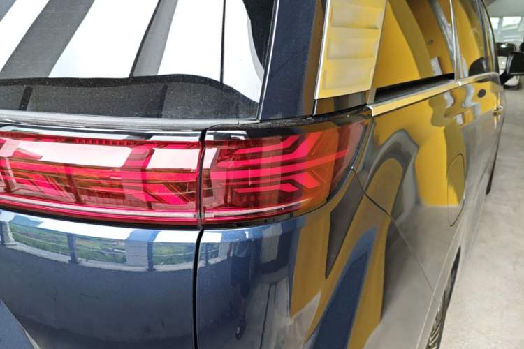 Used Denza D9 2022 DM-i 970 Four-Wheel Drive Prestige Model Right Rear Taillight