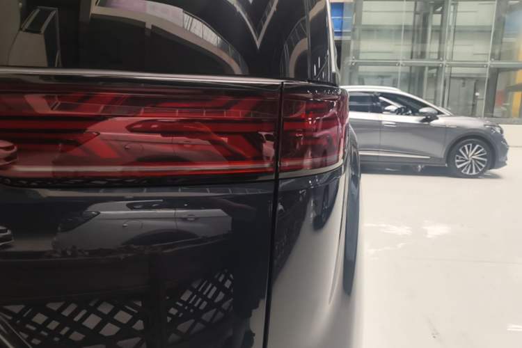 Used Denza D9 2022 DM-i 970 Four-Wheel Drive Flagship Model Right Rear Taillight