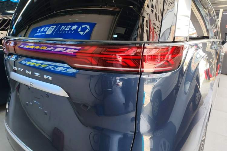 Used Denza D9 2022 DM-i 970 Four-Wheel Drive Flagship Model Right Rear Taillight