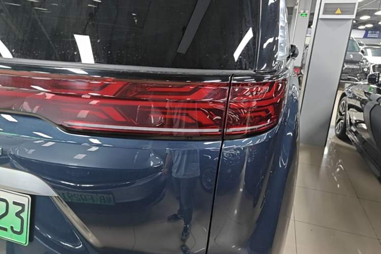 Used Denza D9 2022 DM-i 970 Four-Wheel Drive Flagship Model Right Rear Taillight