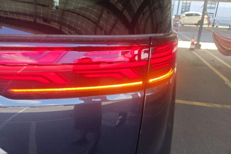 Used Denza D9 2022 DM-i 970 Four-Wheel Drive Prestige Model Right Rear Taillight