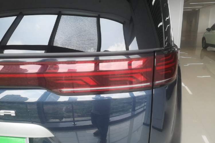 Used Denza D9 2022 DM-i 970 Four-Wheel Drive Flagship Model Right Rear Taillight